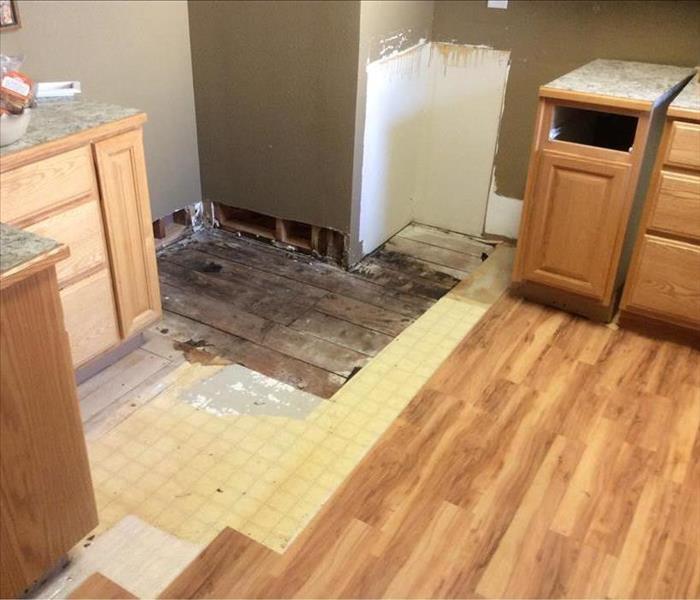 Kitchen with a not wet and clean floor